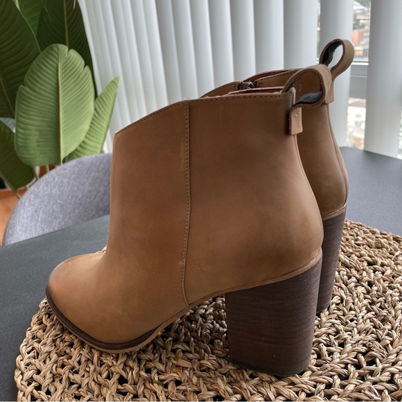 BP Lance Leather Block Heel Bootie - Picture 4 of 9